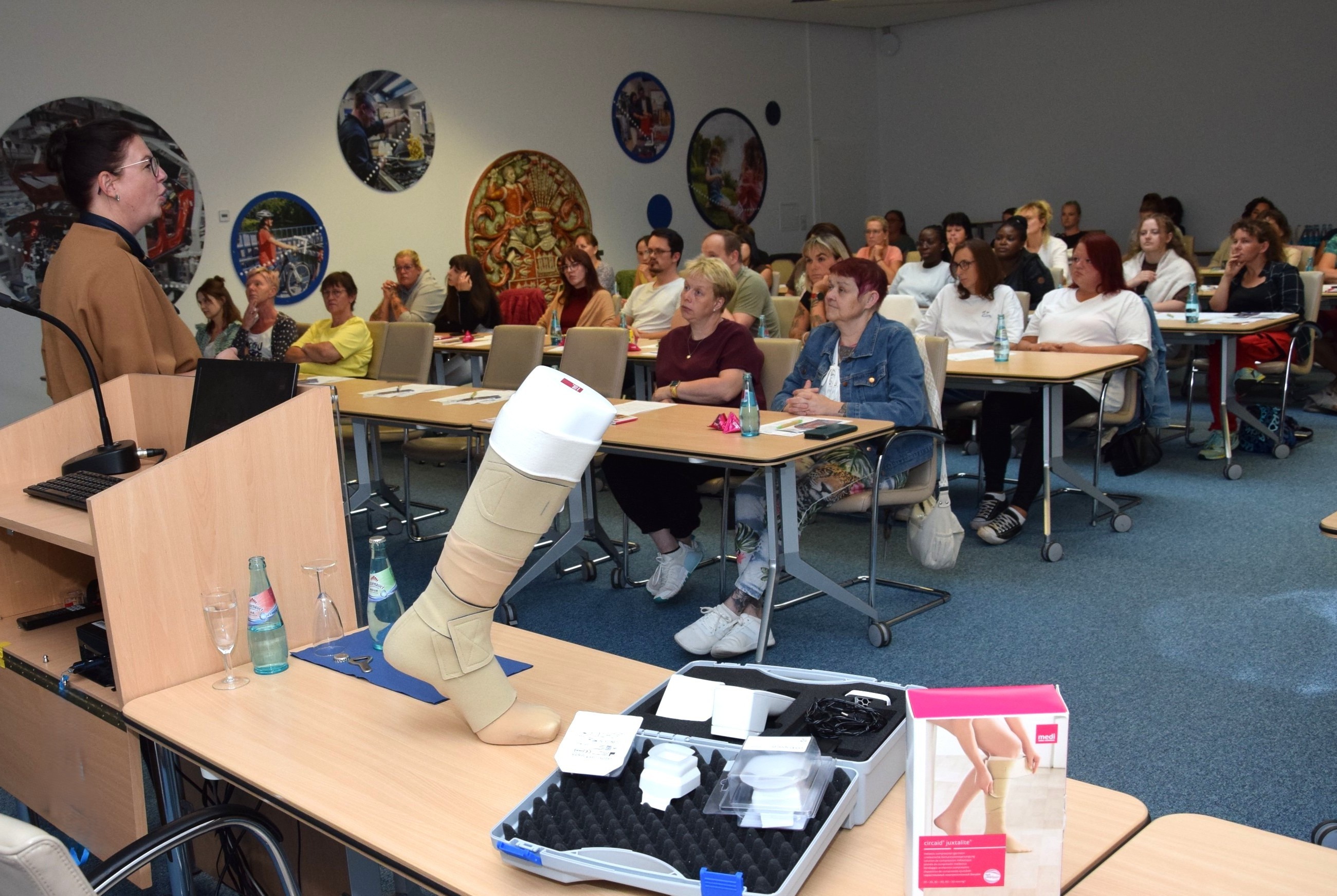 mit Referentin Blick in Saal